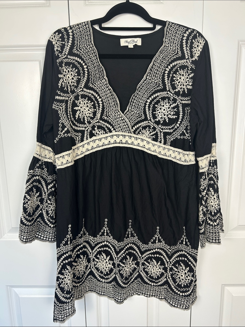 Angel Heart Boutique Embroidered
V-Neck Black Tunic with Lace Trim Size Large